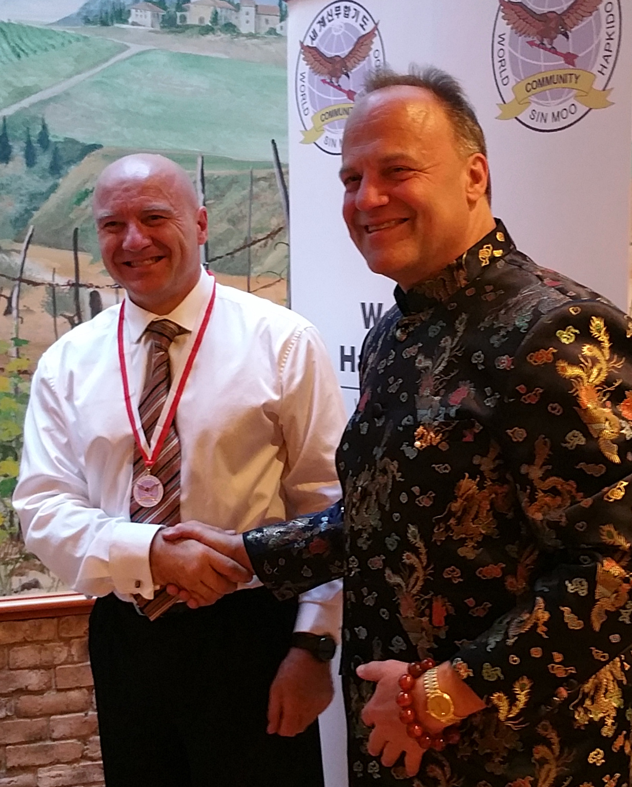 Prof. Dr. Juerg Ziegler verleiht die Meda lof Honor an Meister Uwe Wischhöfer