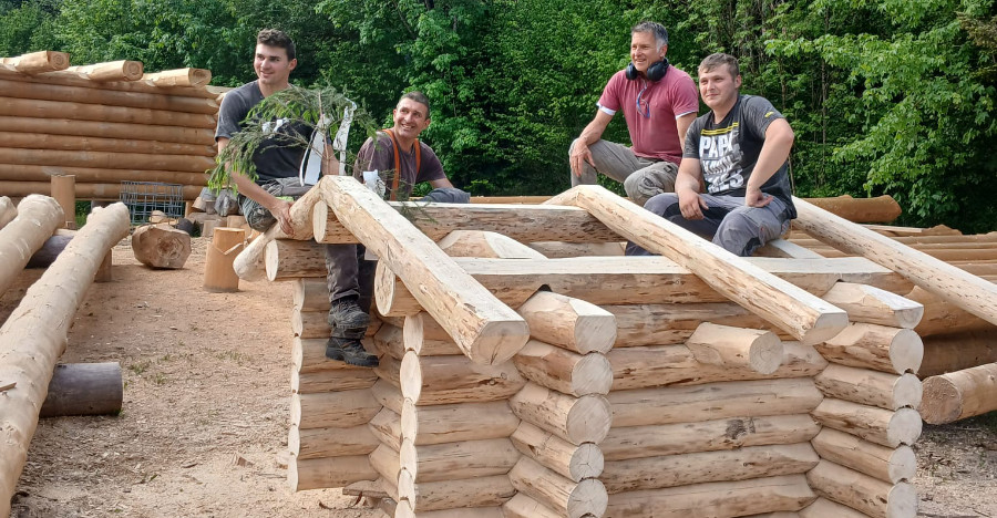 Richtfest auf einem neu gebauten Blockhaus